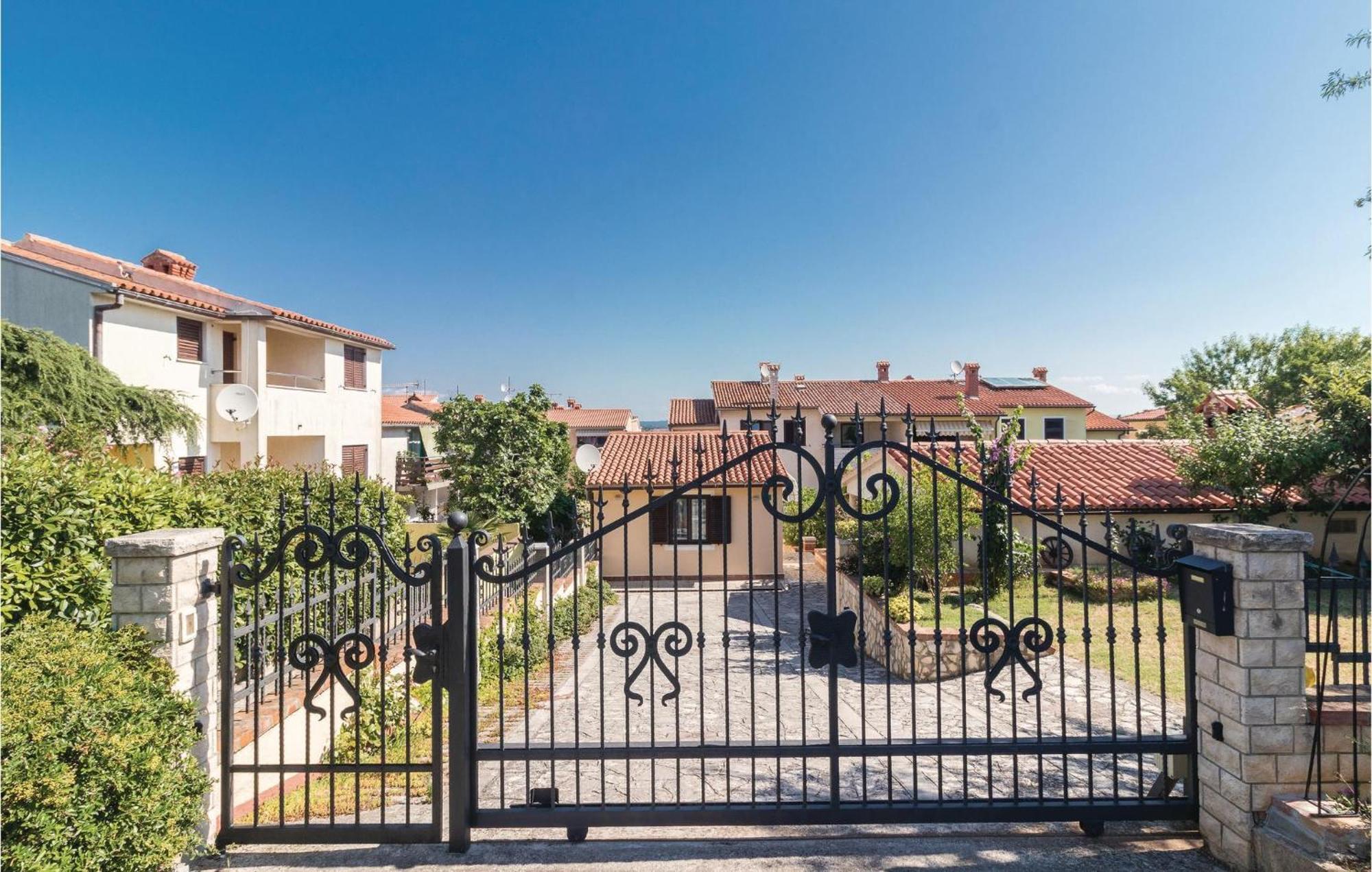 2 Bedroom Amazing Home In Pula Exterior photo