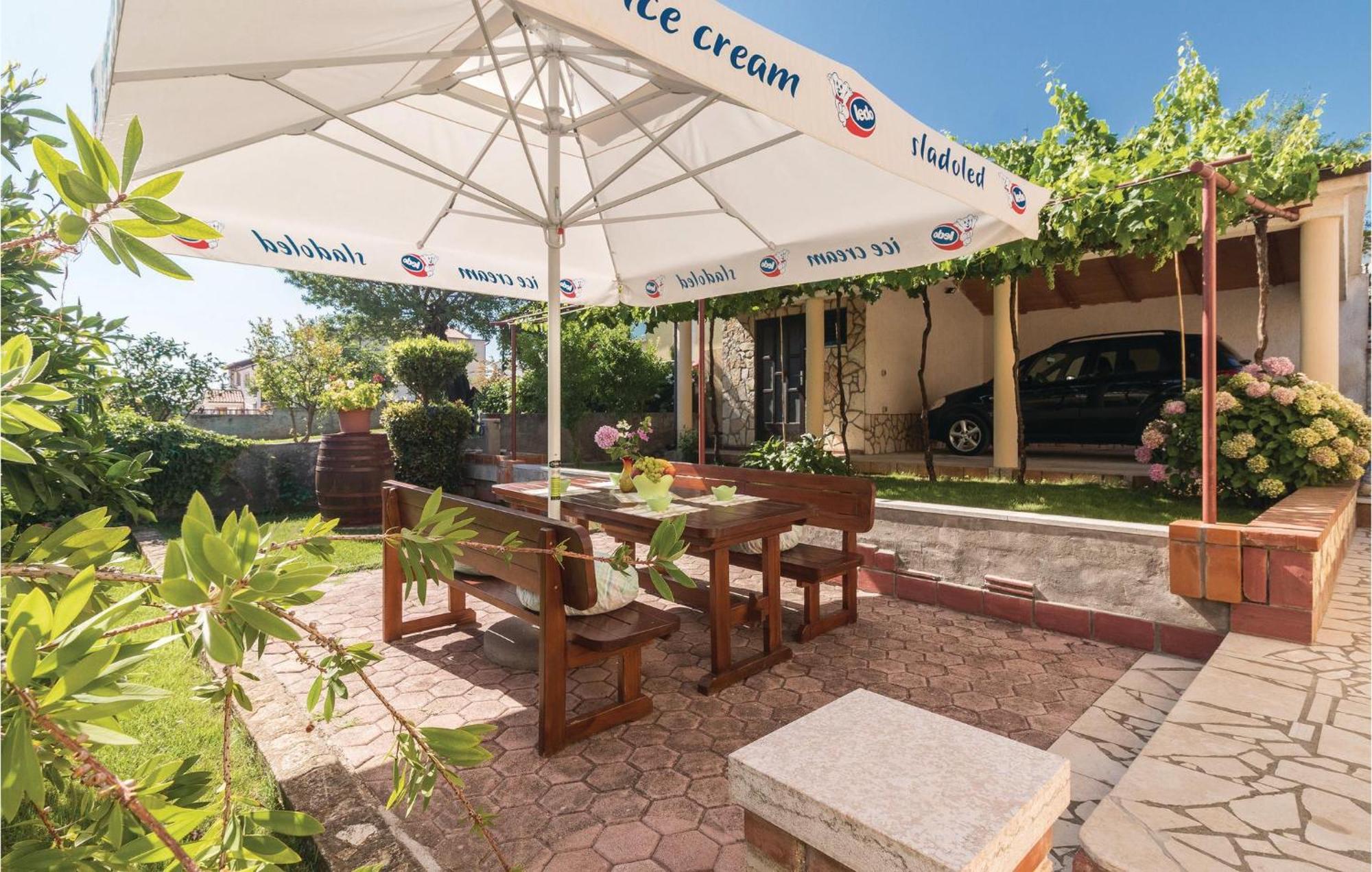 2 Bedroom Amazing Home In Pula Exterior photo