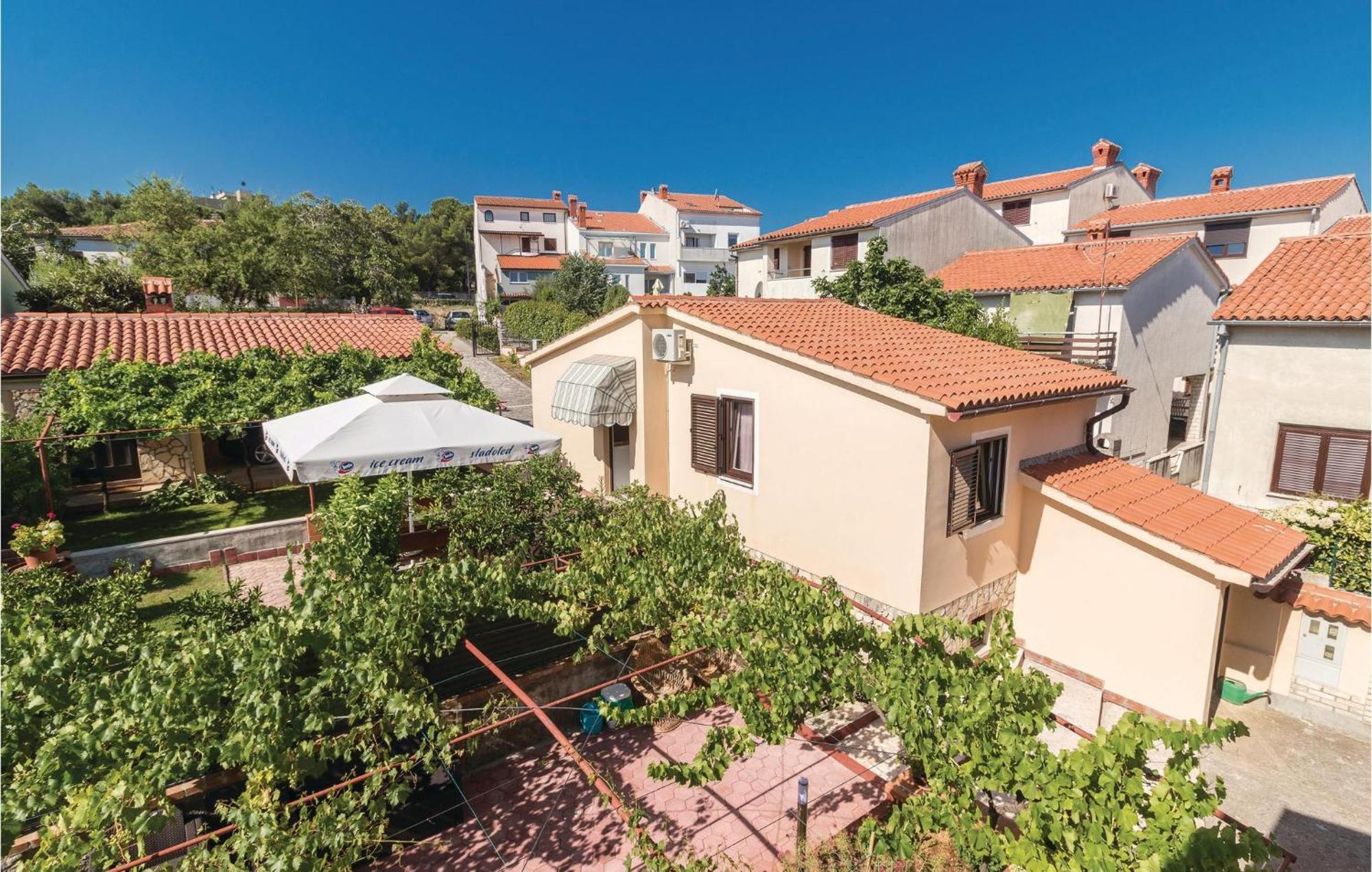 2 Bedroom Amazing Home In Pula Exterior photo