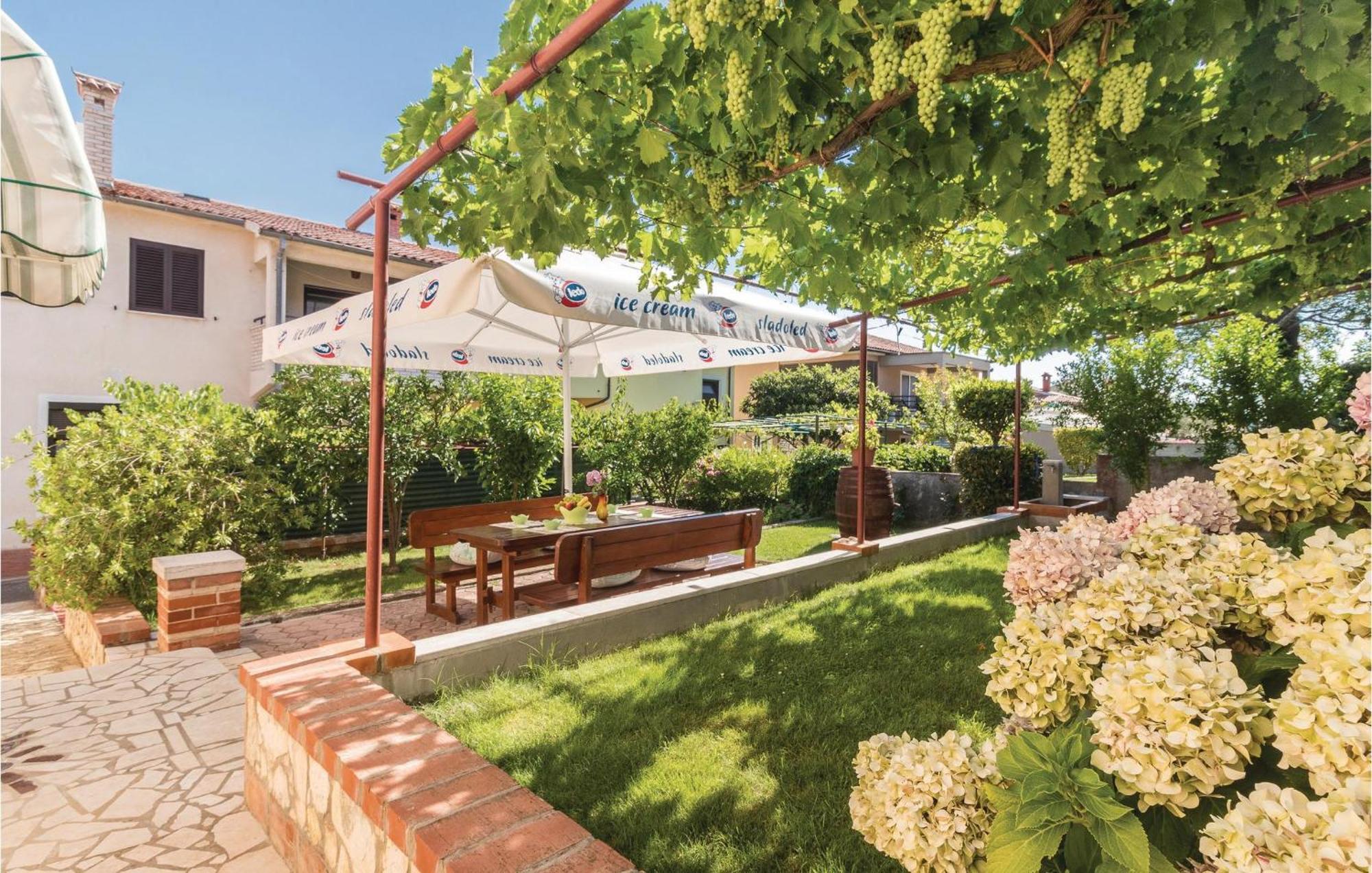 2 Bedroom Amazing Home In Pula Exterior photo
